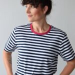 animush t-shirt oversize w biało-granatowe paski malinowa lamówka