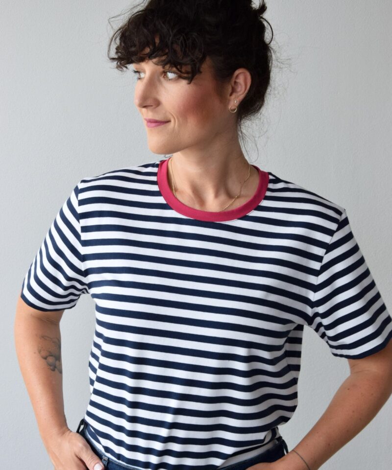 animush t-shirt oversize w biało-granatowe paski malinowa lamówka