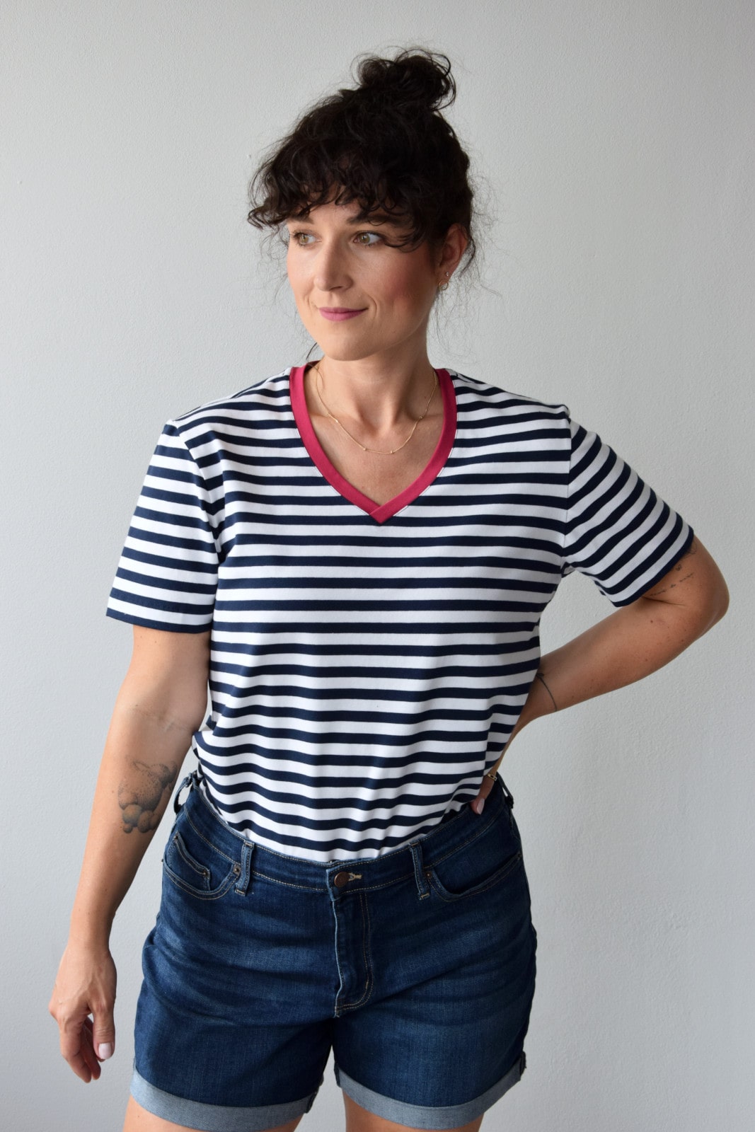 animush t-shirt oversize w biało-granatowe paski malinowa lamówka