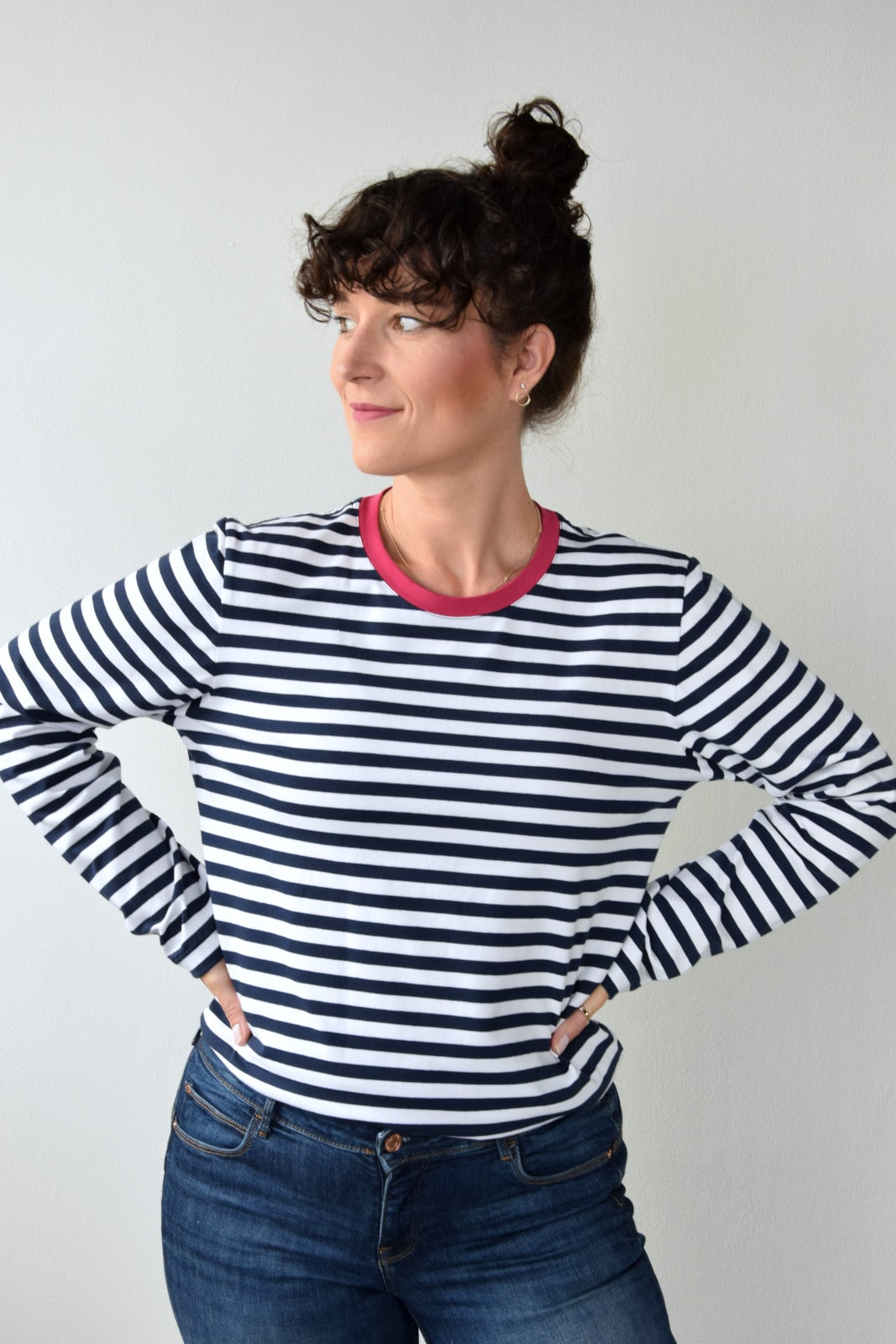 animush longsleeve oversize w biało-granatowe paski malinowa lamówka