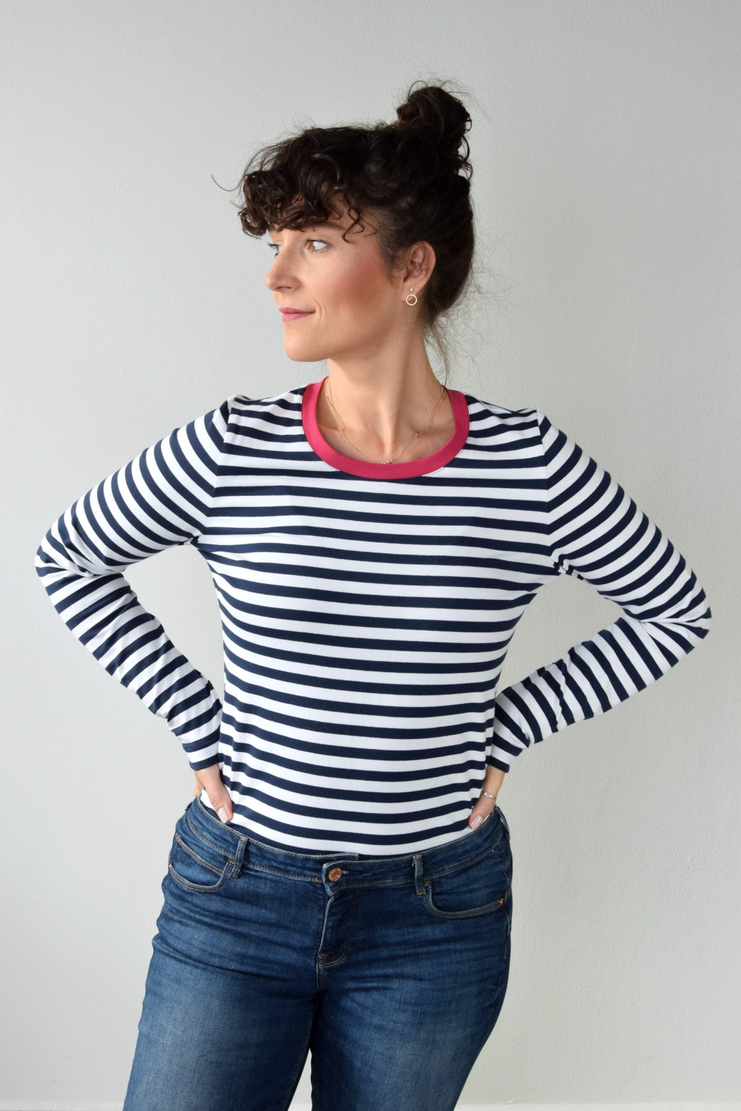 animush longsleeve w biało-granatowe paski malinowa lamówka