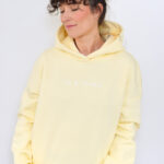 animush bluza hoodie masełkowa tu i teraz